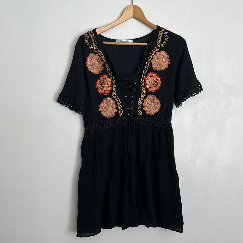 Dress with embroidered and lace detail on sleeve and waist mini dress.
